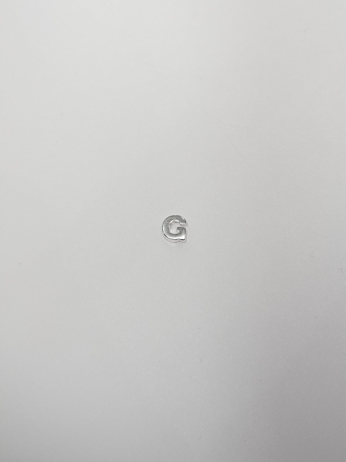 Cadena con inicial con dije pasante