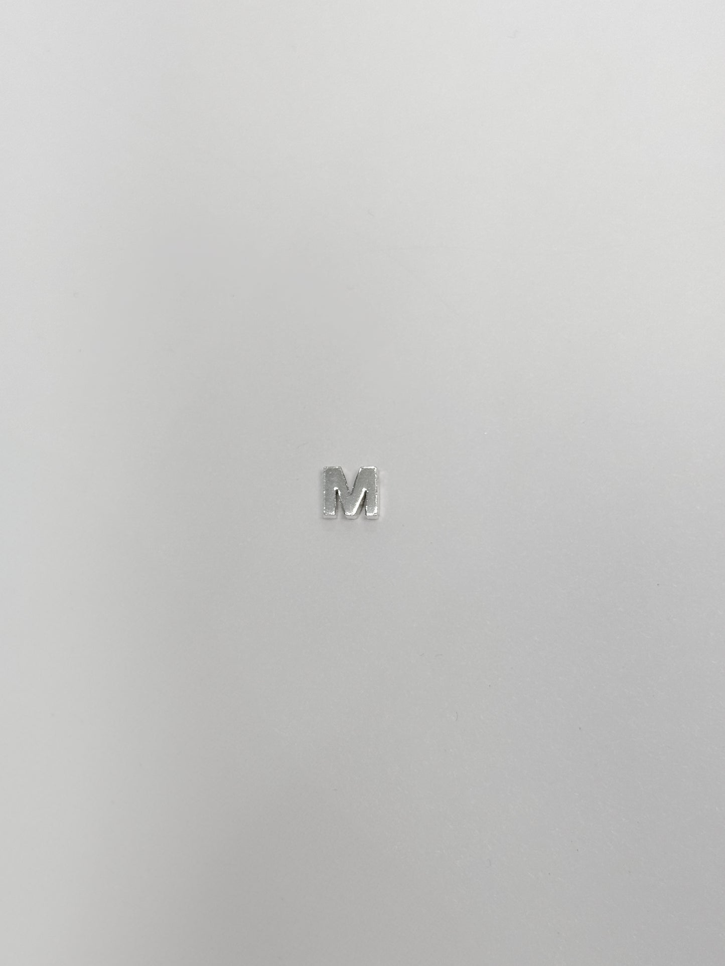 Cadena con inicial con dije pasante