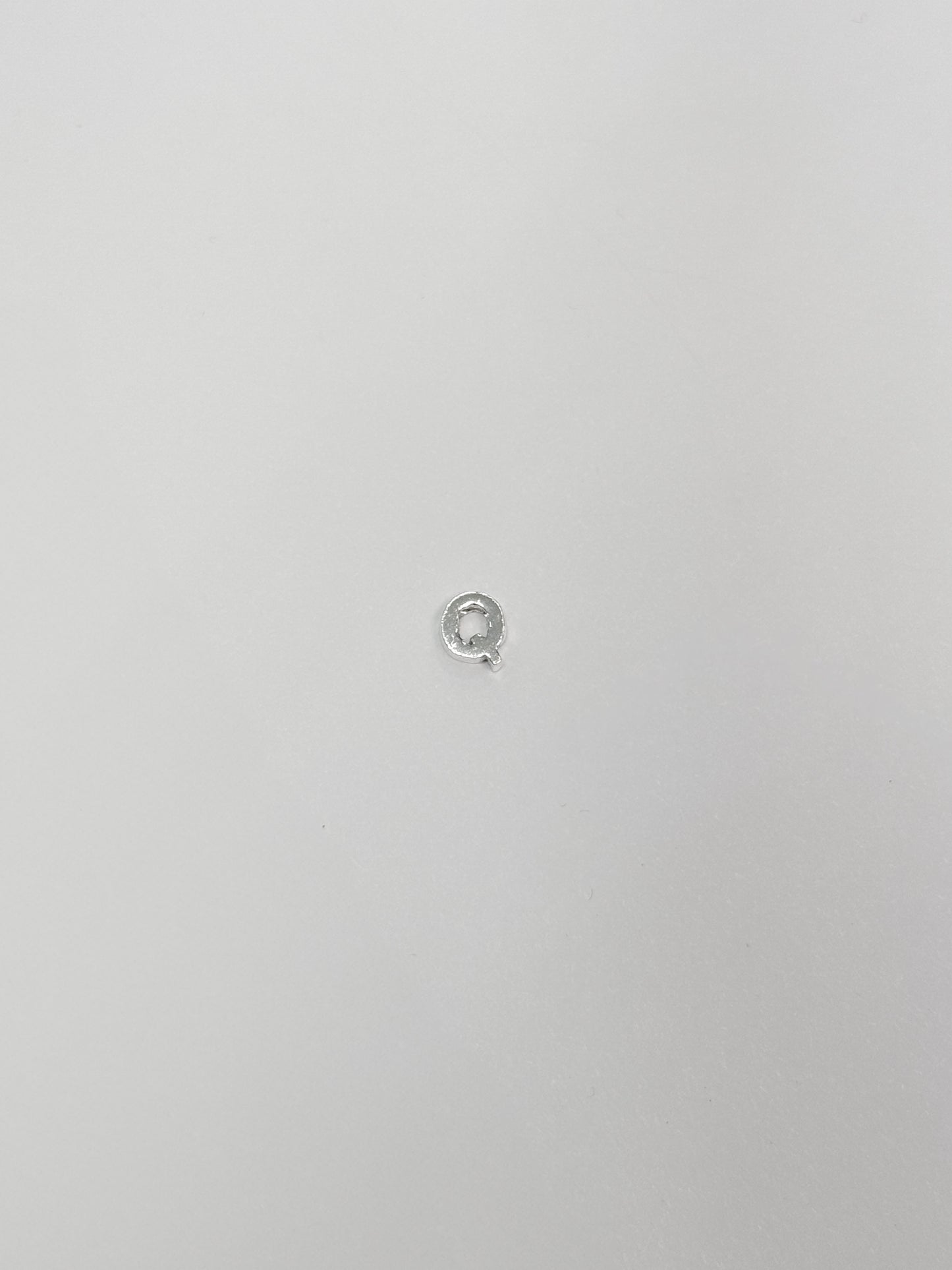 Cadena con inicial con dije pasante