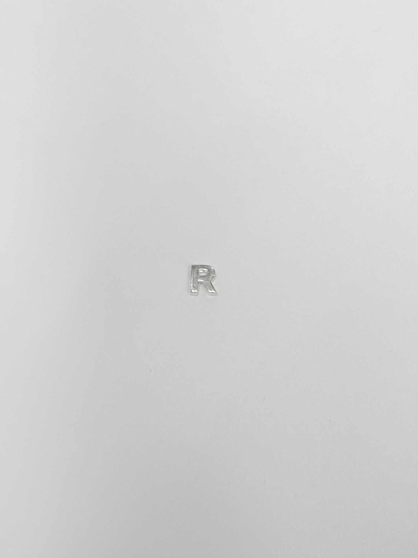 Cadena con inicial con dije pasante