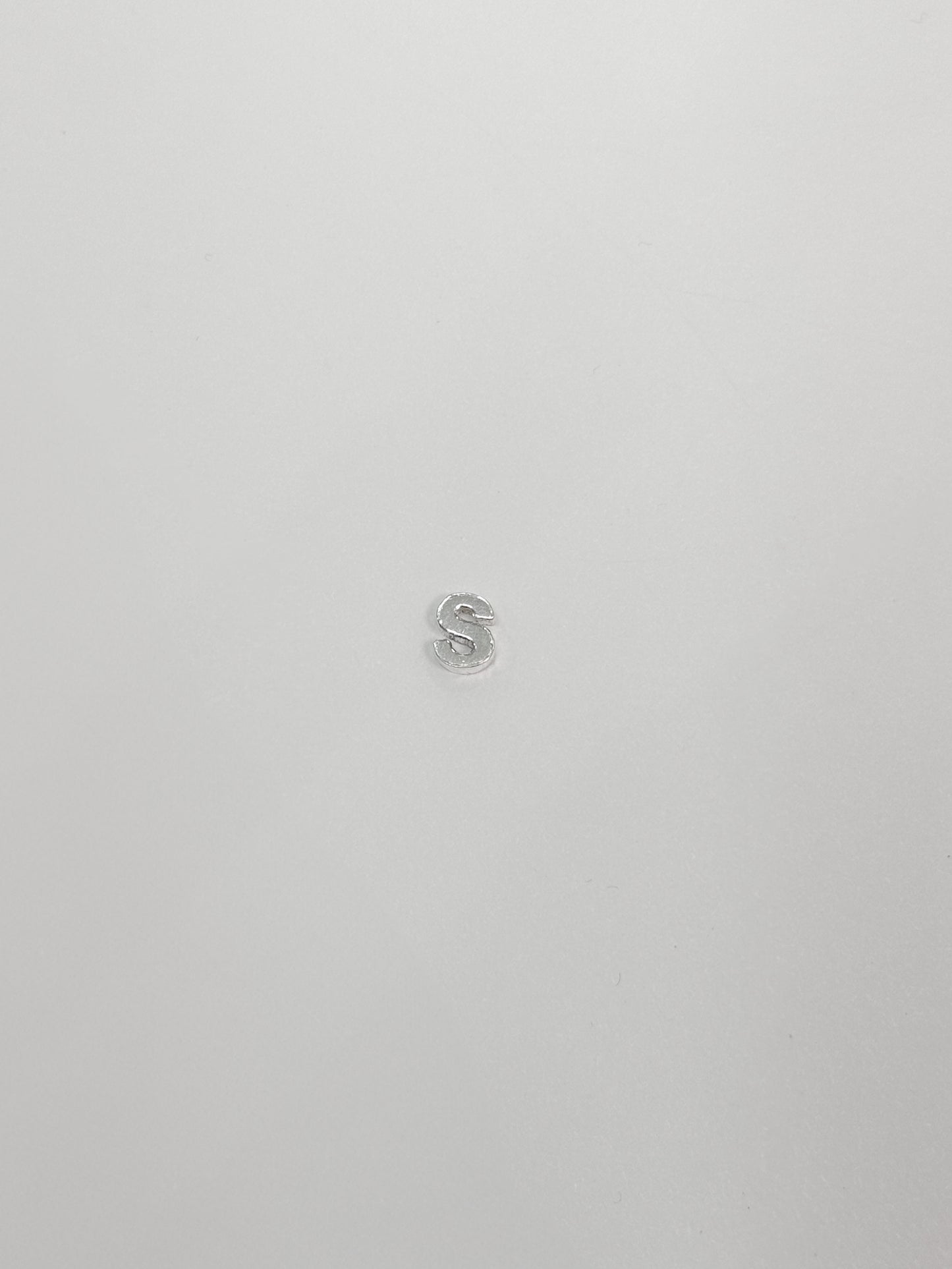 Cadena con inicial con dije pasante