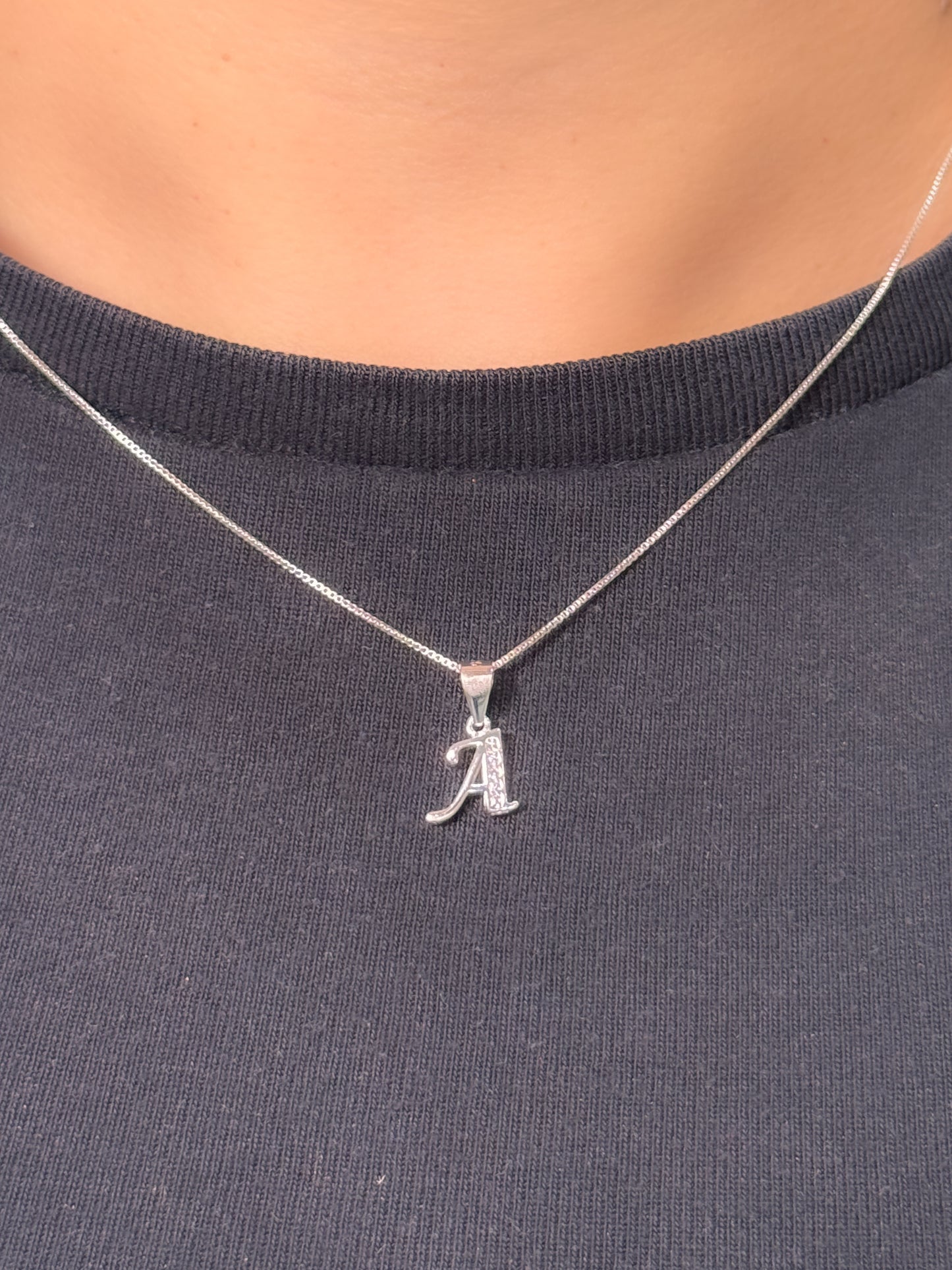 Cadena con inicial con dije colgante