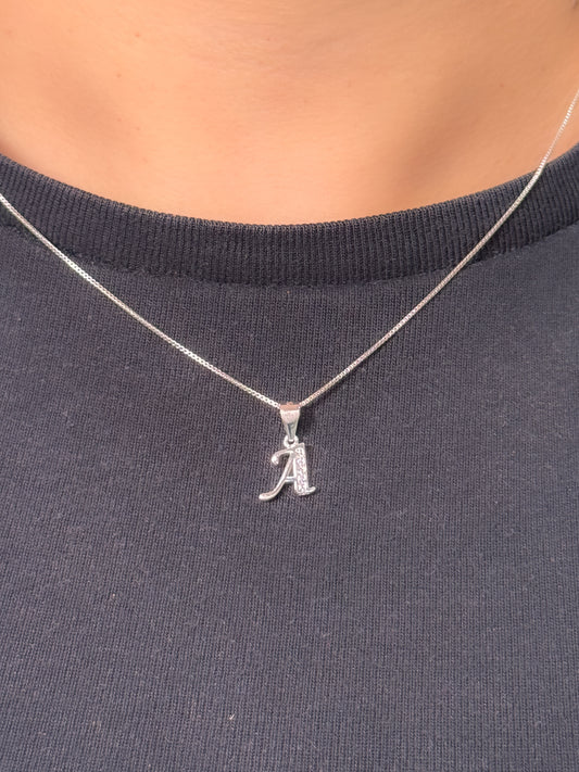 Cadena con inicial con dije colgante