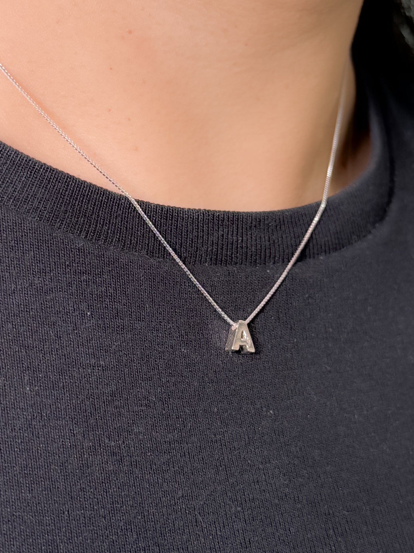 Cadena con inicial con dije pasante