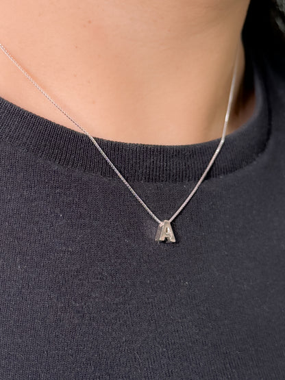 Cadena con inicial con dije pasante