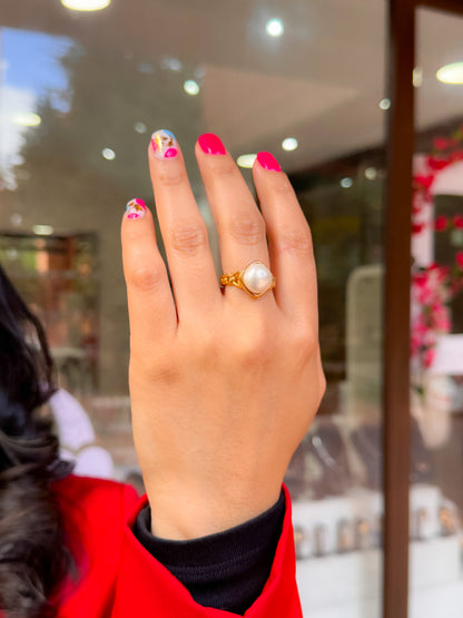 Anillo entrelazado con perla blanca