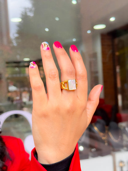 Anillo enredadora cuadrado en nácar