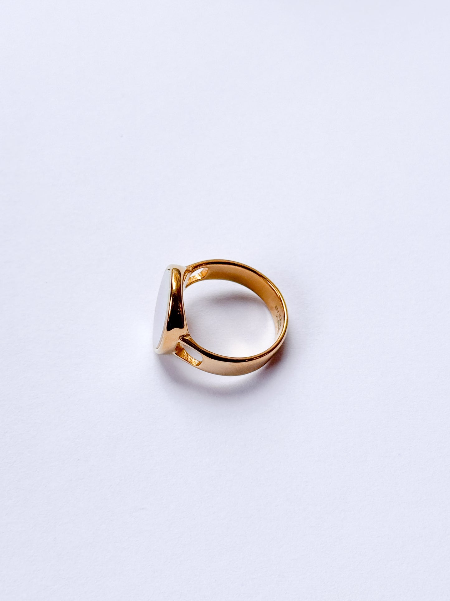 Anillo ovalo en nácar