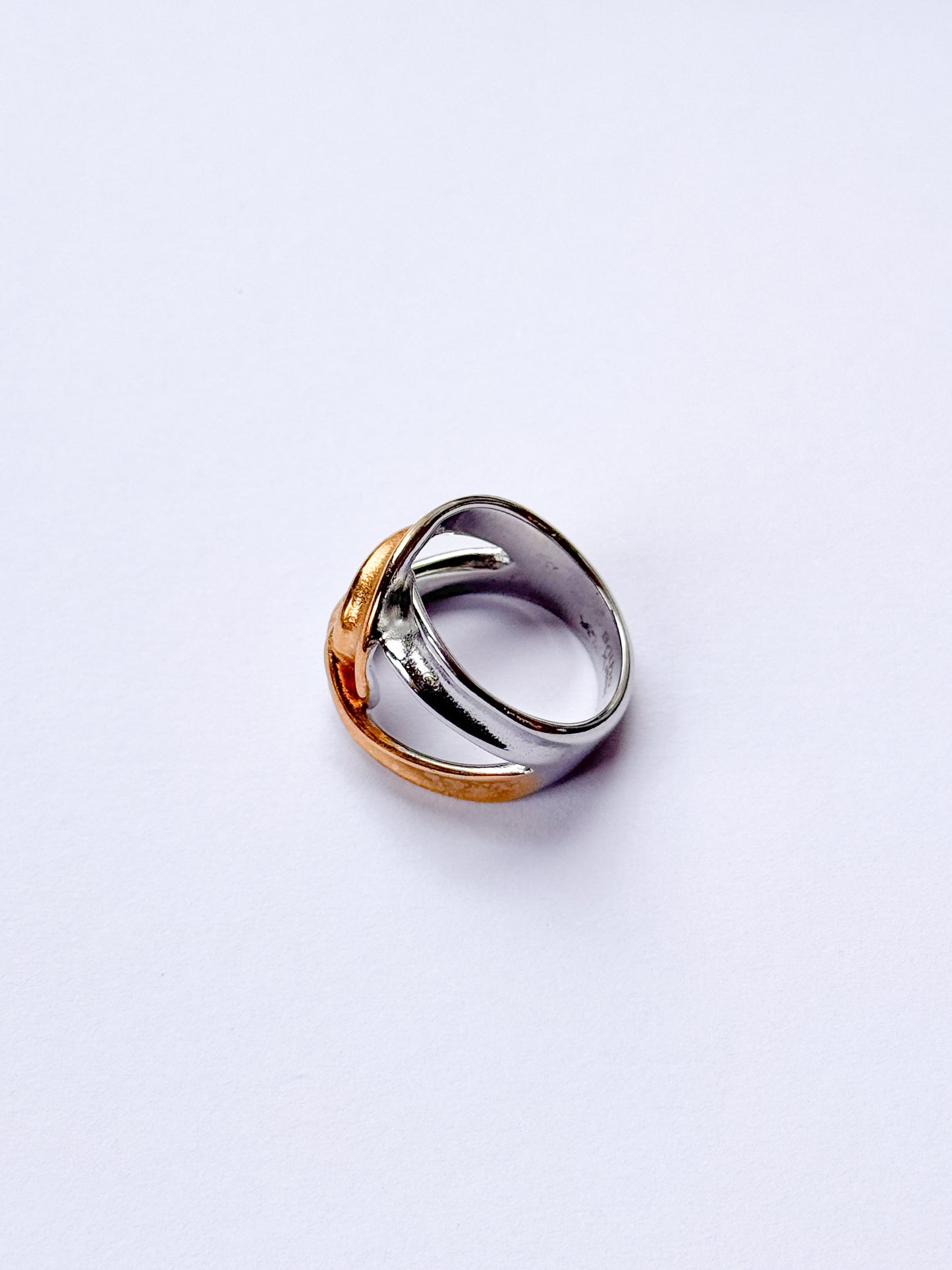 Anillo dos oros entrelazado