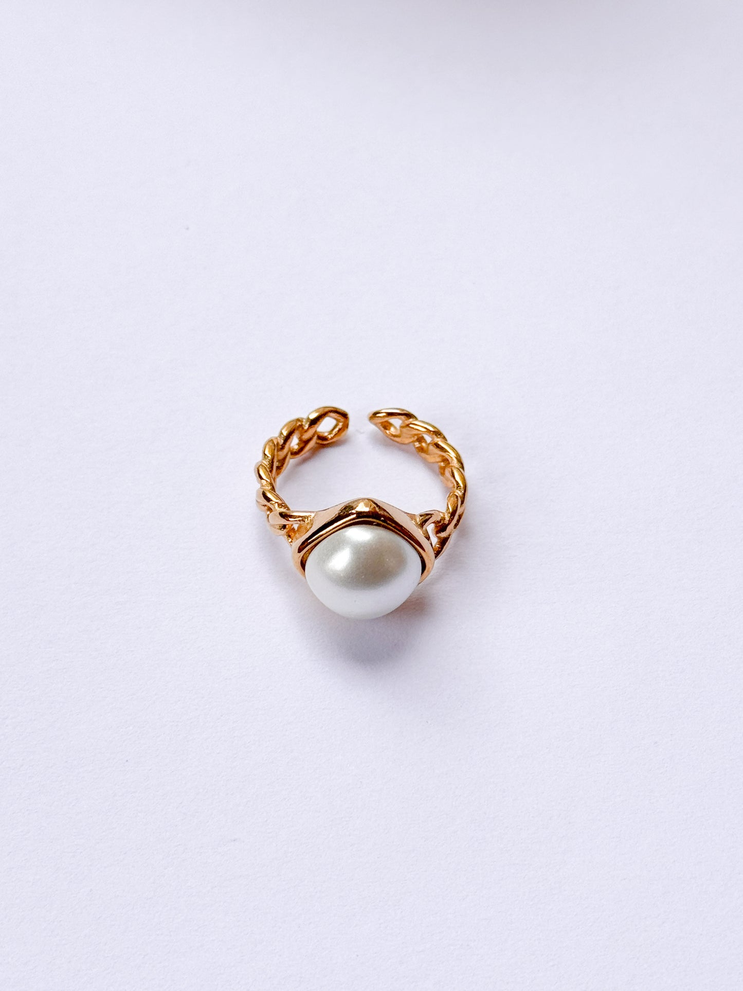 Anillo entrelazado con perla blanca
