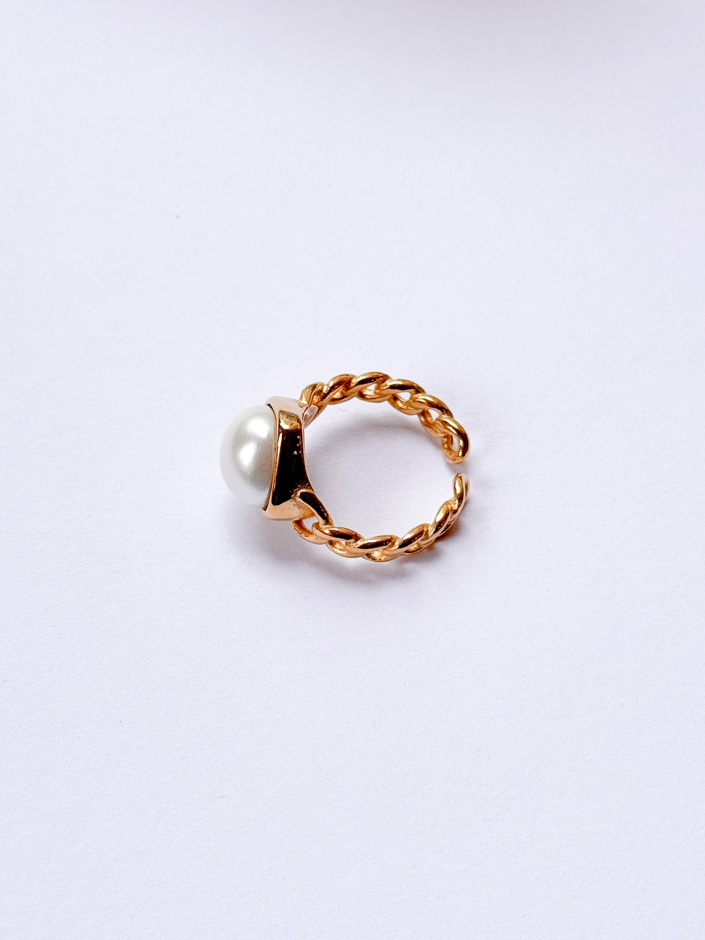 Anillo entrelazado con perla blanca