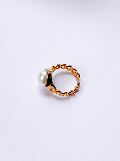 Anillo entrelazado con perla blanca