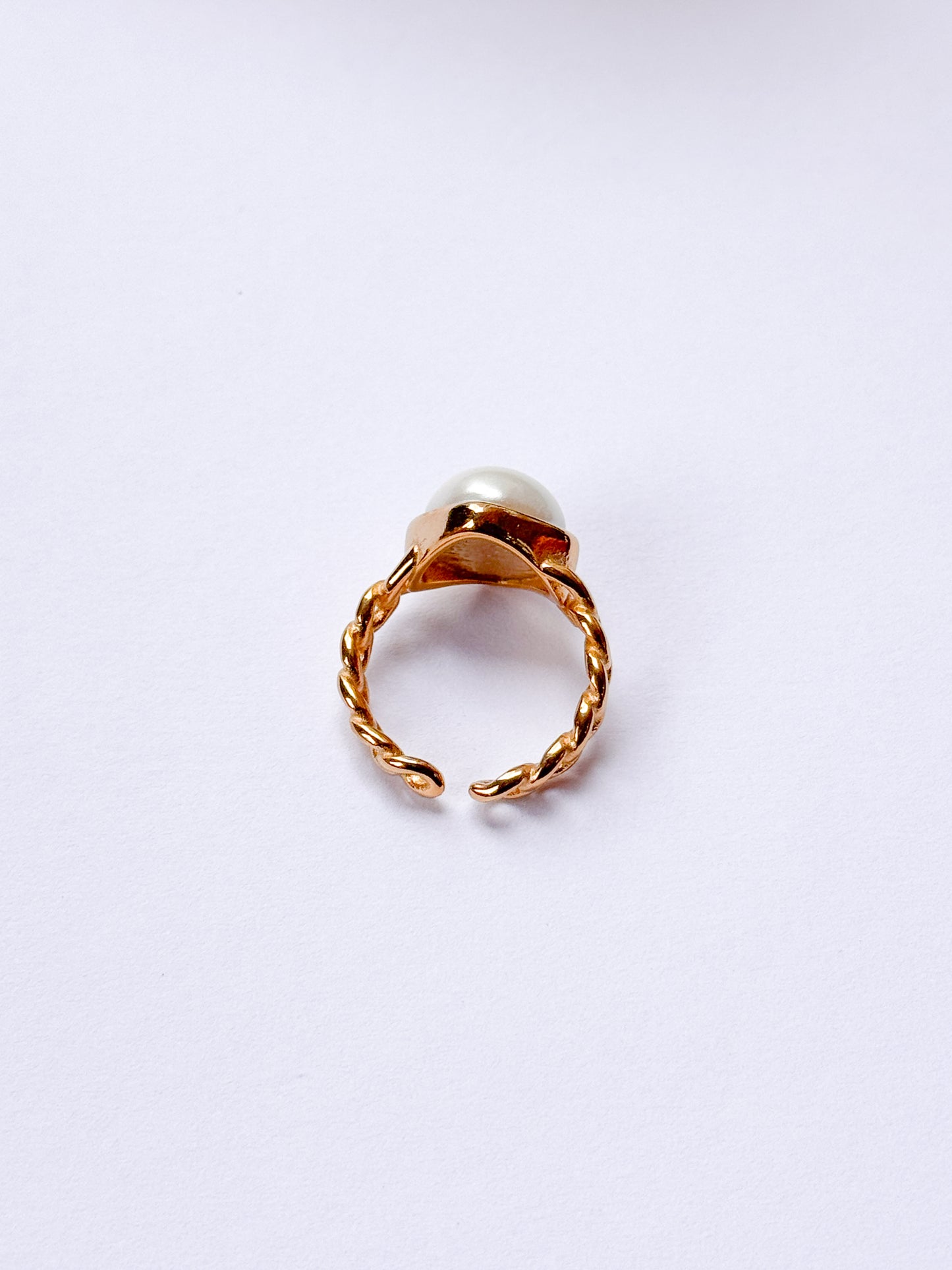 Anillo entrelazado con perla blanca