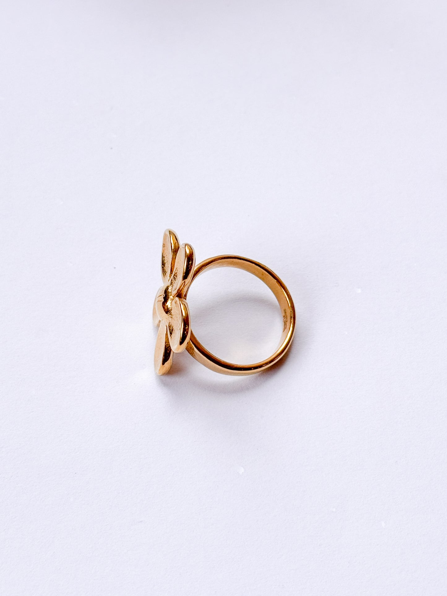 Anillo flor texturizada