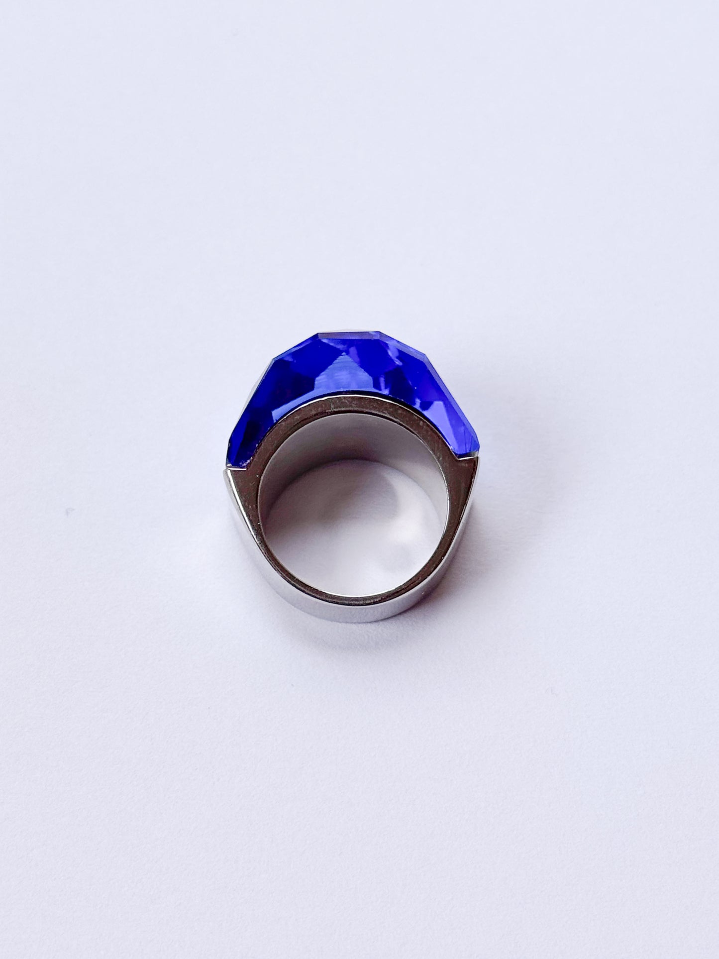 Anillo brillante cristalino