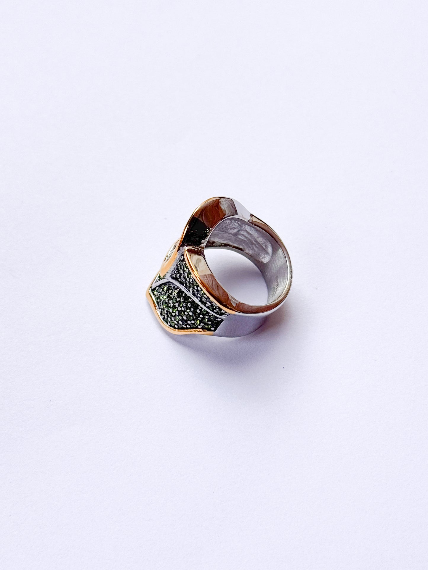 Anillo hojas brillantes