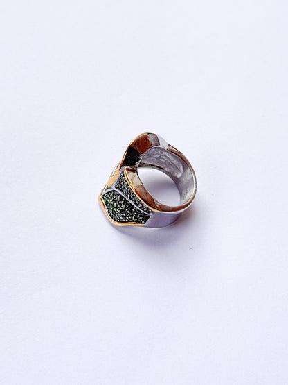 Anillo hojas brillantes