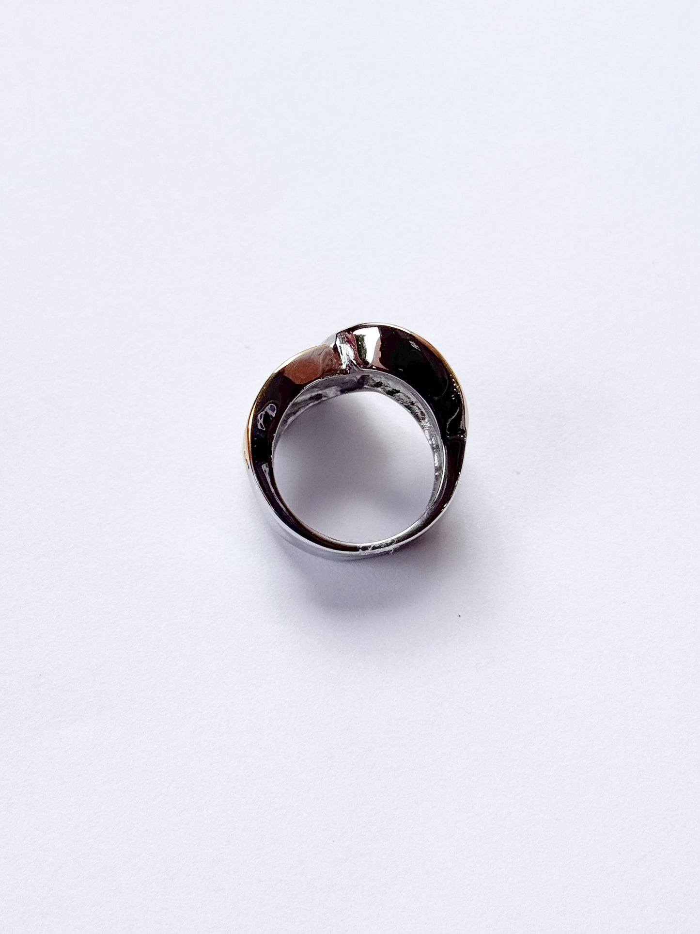 Anillo hojas brillantes