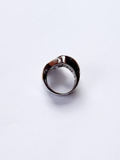 Anillo hojas brillantes