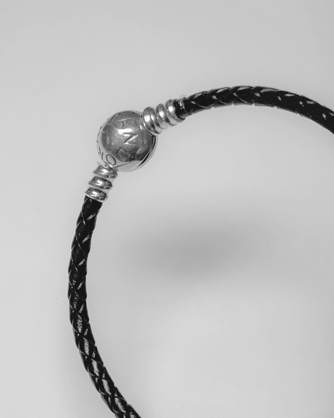 Pulsera cuero con broche redondo